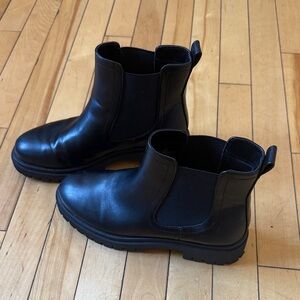 Women’s Old Navy Black Leather Chelsea Boots